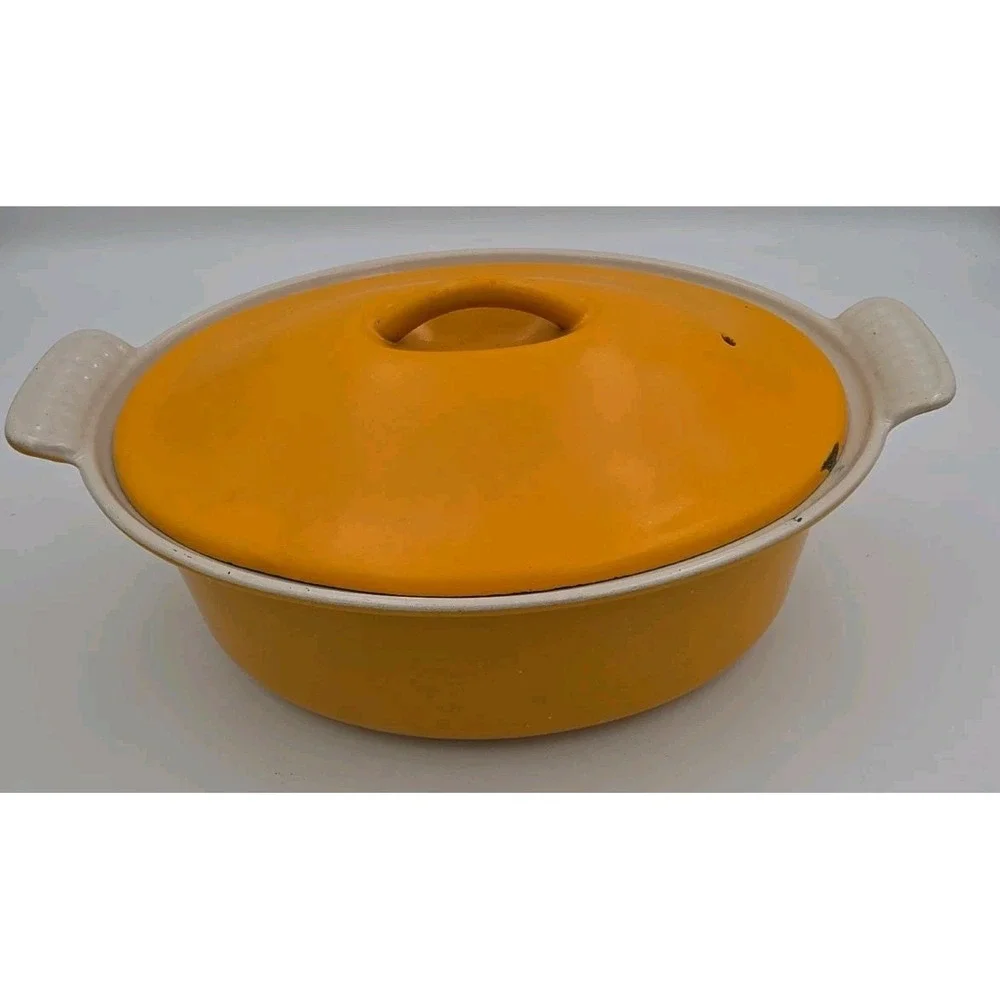 Le Creuset Yellow Enameled Cast Iron Dutch Oven Oval 10x8x4 Made in France 22